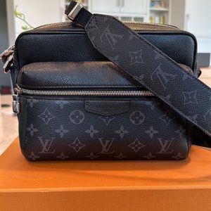 Louis Vuitton Men’s messenger bag, black